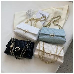 Détails de sacs matelassés avec boucles en perles et chaînes dorées ajustables