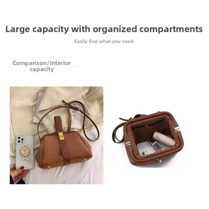 Détail du sac à main en cuir marron montrant sa grande capacité et ses poches internes