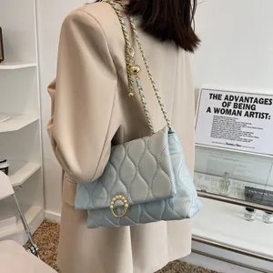 Sac bandoulière matelassé bleu clair élégant avec boucle perle et chaîne dorée