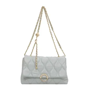Sac bandoulière matelassé bleu clair avec chaîne dorée et boucle de perle chic