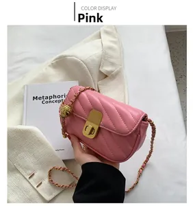 Détail du sac à bandoulière rose matelassé avec fermoir doré et chaîne ajustable