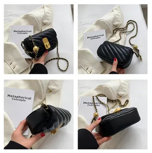 Vues détaillées du sac en cuir matelassé noir avec chaîne dorée et boucle à bille dorée