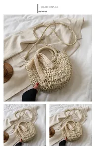 Détail du sac tressé beige avec nœud en dentelle et poignée supérieure robuste