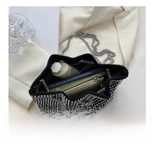 Vue intérieure du sac seau en strass noirs montrant la capacité pour téléphone et portefeuille