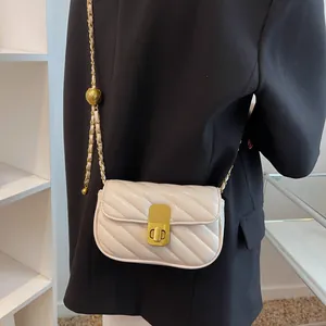 Petit sac matelassé beige avec bandoulière chaîne à bille dorée et fermoir chic