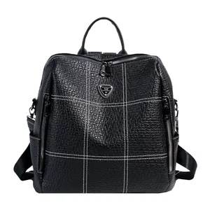 Sac à dos en cuir noir avec surpiqûres blanches et logo en métal, vue de face classique