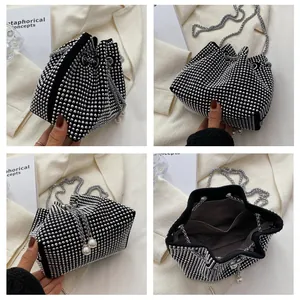 Sac seau chic avec strass argentés, bandoulière chaîne et détail cordon perlé