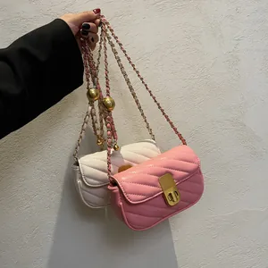 Mini sac matelassé tendance avec chaîne dorée et breloque boule pour femmes chic