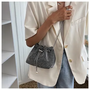 Vue détaillée du sac seau avec strass argentés et cordons de serrage en perles