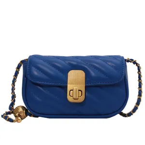 Sac bandoulière en cuir matelassé bleu vif avec fermoir doré et bandoulière chaîne