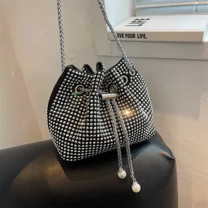 Sac Seau de Luxe en Strass pour Femme Mode Argent Diamant Cordon Sac à Bandoulière avec Chaîne et Pendentif Künstliche Perle Sac Crossbody Soirée