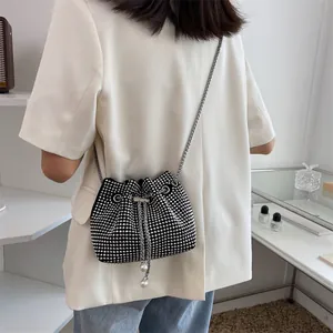 Sac seau noir tendance avec strass argentés et bandoulière en chaîne de perles