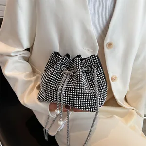 Sac seau noir chic avec strass argentés, bandoulière chaîne et détails en perles