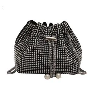 Sac seau chic en strass avec chaîne argentée et détails élégants en perles