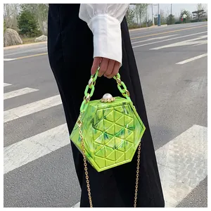 Detail van neon groene marmeren zeshoekige doostas met parelsluiting en dikke kettinggreep