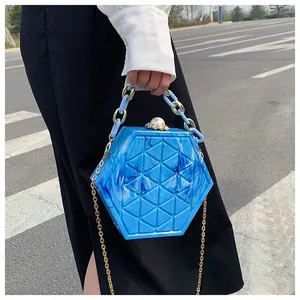 Detail van blauwe marmeren zeshoekige handtas met parelsluiting en hars ketting