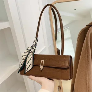 Borsa Baguette da Donna in Pelle PU con Goffratura Coccodrillo Decorazione Foulard in Raso Fibbia in Metallo Oro