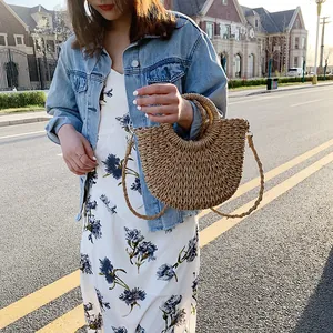 Sac à main en paille tressée avec poignées rondes et bandoulière pour un style d'été