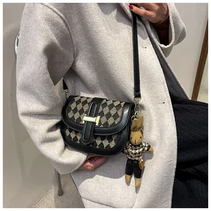 Bolso bandolera acolchado con colgante de conejo y hebilla dorada elegante