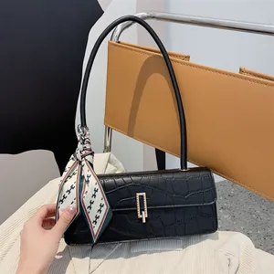 Borsa baguette nera con trama coccodrillo, fibbia dorata e foulard decorativo