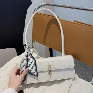 Borsa baguette beige a motivo coccodrillo con sciarpa di seta e fibbia dorata