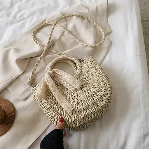 Sac bandoulière en paille tissé main avec nœud en dentelle blanche et anses rondes