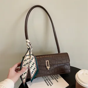 Borsa a spalla marrone scuro stampa coccodrillo con foulard decorativo e chiusura oro