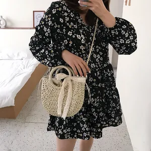 Sac à bandoulière en paille tressée avec nœud en dentelle et doublure d'été