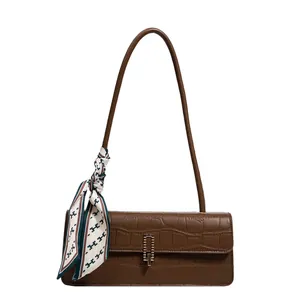 Borsa baguette marrone scuro stampa coccodrillo con foulard di seta e fibbia dorata
