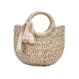 Sac bandoulière en paille tissée avec poignées rondes et foulard dentelle pour été