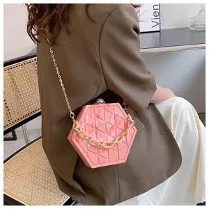Detail van roze marmeren zeshoekige tas met acryl ketting en een parelsluiting