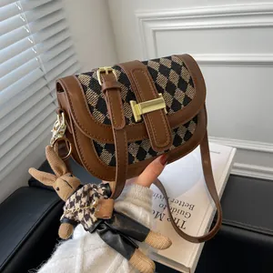 Bolso de hombro vintage con diseño de pata de gallo, cuero sintético y colgante de conejo