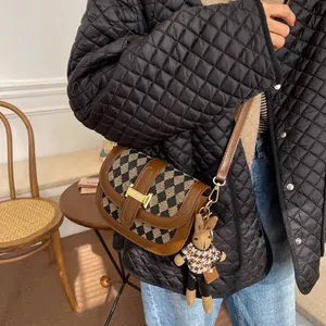 Bolso bandolera de pata de gallo acolchado con hebilla H dorada y colgante de conejo