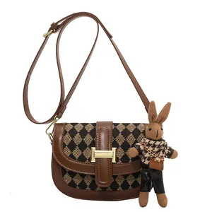 Bolso de hombro marrón vintage con tejido jacquard y un colgante de conejo adorable