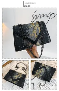 Détail du sac à bandoulière noir avec rabat motif serpent et bandoulière chaîne