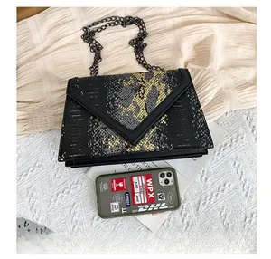 Comparaison de taille d'un sac à chaîne en serpent noir avec rabat en V et doré