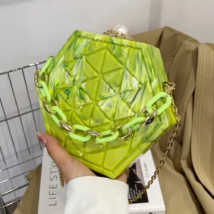 Groene geometrische avondtas van acryl met marmertextuur en parelsluiting aan ketting