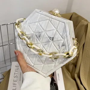 Witte marmeren zeshoekige crossbodytas met parelsluiting en gouden kettingriem