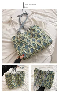 Détail du sac en denim bleu avec motif à losanges effilochés et chaîne de perles