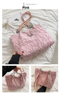 Détails du sac cabas en denim rose montrant le matelassage effiloché et l'anse perle