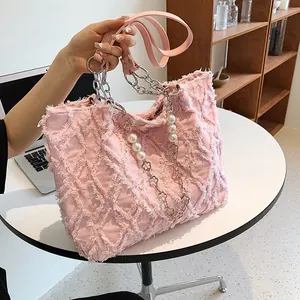 Sac Fourre-tout en Denim pour Femmes Matelassé Bord Effiloché Grande Capacité Fausse Künstliche Perle Chaîne en Métal Sac à Bandoulière