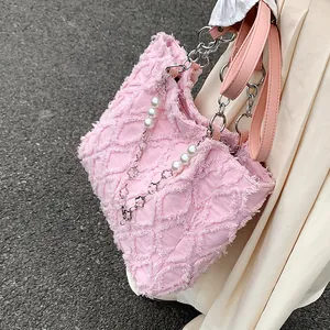 Sac fourre-tout en denim rose avec chaîne de perles et texture matelassée pour femme