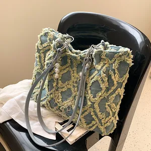 Grand sac cabas en denim avec motif matelassé et chaînes en métal et perles