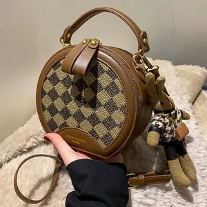 Franse ronde geruite crossbody handtas met handvat en schattige konijnenhanger