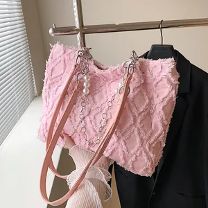 Sac cabas en jean rose avec texture frangée et chaîne décorative perle et fleur