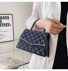 Dettaglio della borsa a scacchi con strass blu e argento e tracolla a catena