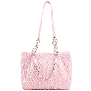 Sac fourre-tout en denim rose avec matelassage, détails effilochés et bandoulière en perles