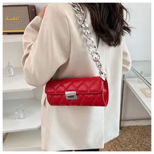 Détail du sac rouge matelassé en cœur avec chaîne argentée et fermoir métallique