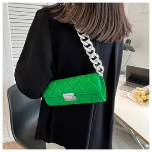 Vue détaillée d'un sac à bandoulière vert matelassé cœur avec grosse chaîne argentée
