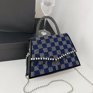 Elegante borsa a mano con strass a scacchi, catena in metallo e manico chic